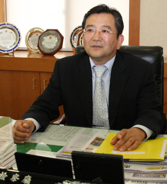 법무부가 지난 22일 인천국제공항을 통해 태국으로 출국하려던 김학의 전 법무부 차관을 출국금지 조치했다. 이에 대해 김학의측은 &quot;왕복티켓 끊어, 해외도피 의사 없었다&quot;고 밝혔다. 사진은 지난 2009년 당시 울산지검장이던 김 전 차관이 인터뷰하는 모습.연합뉴스